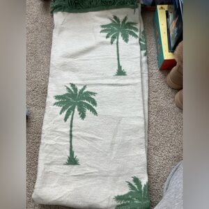 Docofil palm tree throw like new condition